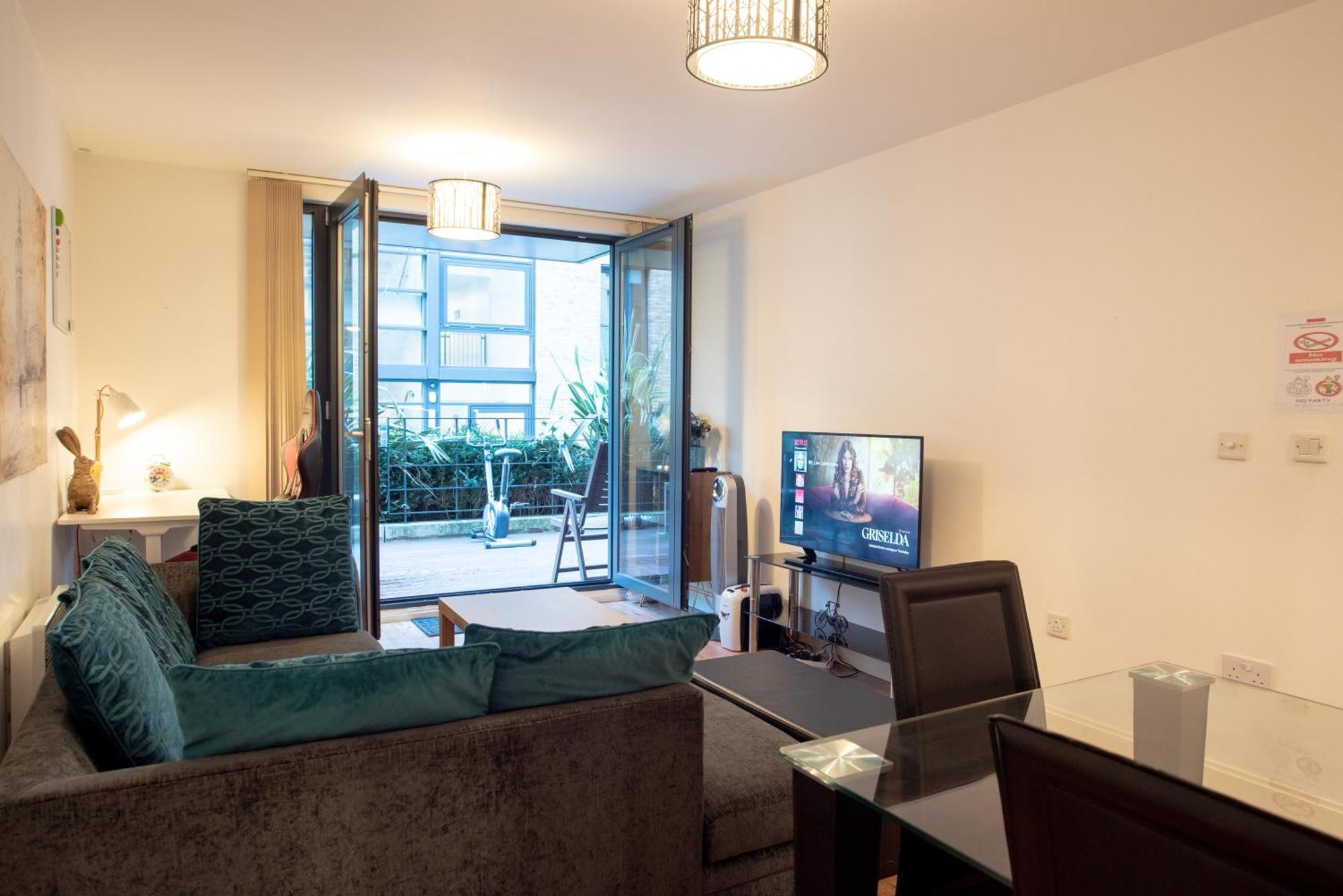 Spacious 1 Bed Apartment With Workspace, Coffee & Free Secure Parking Birmingam Exterior foto